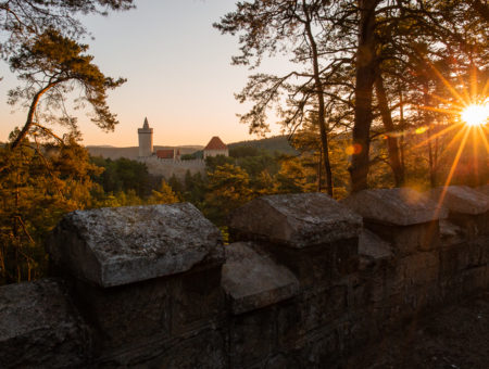 Kokořín při východu slunce a skalní město