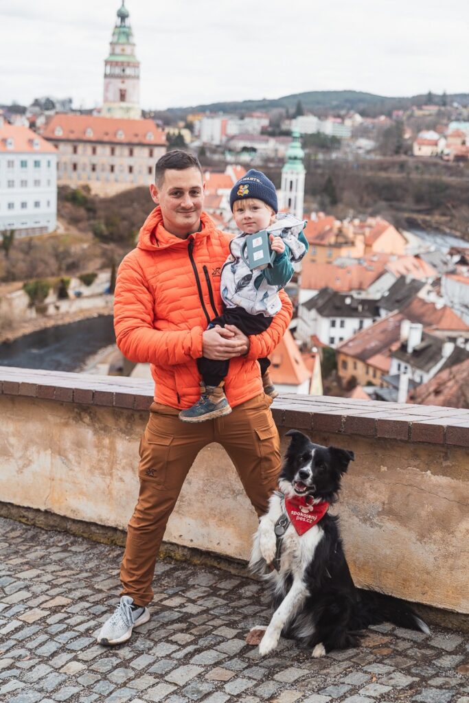 Co dělat v Českém Krumlově 2025 – Přes 30 Tipů na výlet, ubytování, restaurace 3 Muž s dítětem a psem.