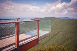 Stezka Valaška s himalájskou lávkou a prosklenou vyhlídkovou plošinou - Beskydy se psem - Greenmind.cz - Cestování se psem