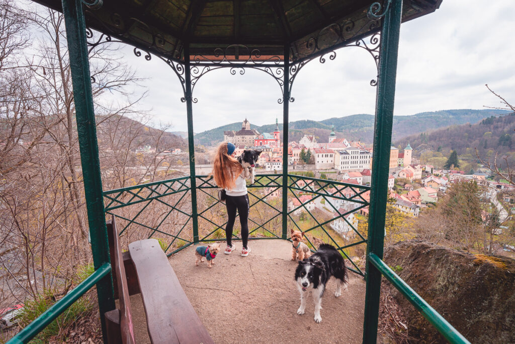 Výlet na hrad Loket a vyhlídky v okolí - Karlovarský kraj - Greenmind.cz - Cestování se psem