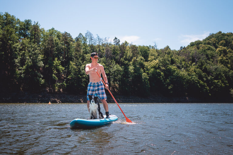 Se psem na paddleboardu - Greenmind.cz - Cestování se psem