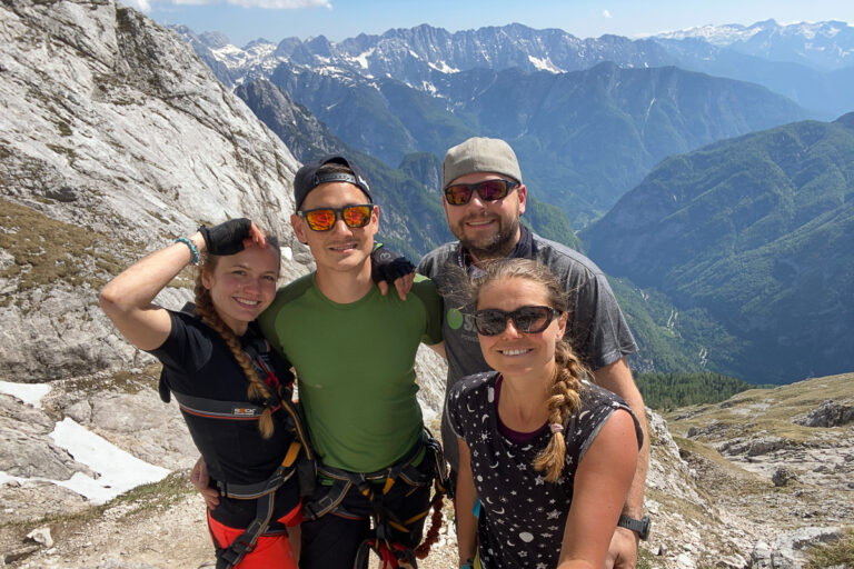 Naše první ferrata - Slovinsko - Prisojnikovo okno - Triglavský národní park - Největší skalní okno v Julských Alpách - Greenmind.cz - Cestování se psem