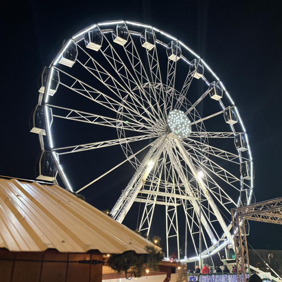 Vánoční trhy Olomouc 2025: Rozsvícení stromečku, program, datum a otevírací doba 4 Osvětlené ruské kolo v noci