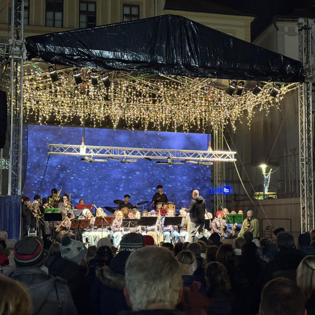 Vánoční trhy Olomouc 2025: Rozsvícení stromečku, program, datum a otevírací doba 5 Vánoční trhy s hudebním vystoupením.