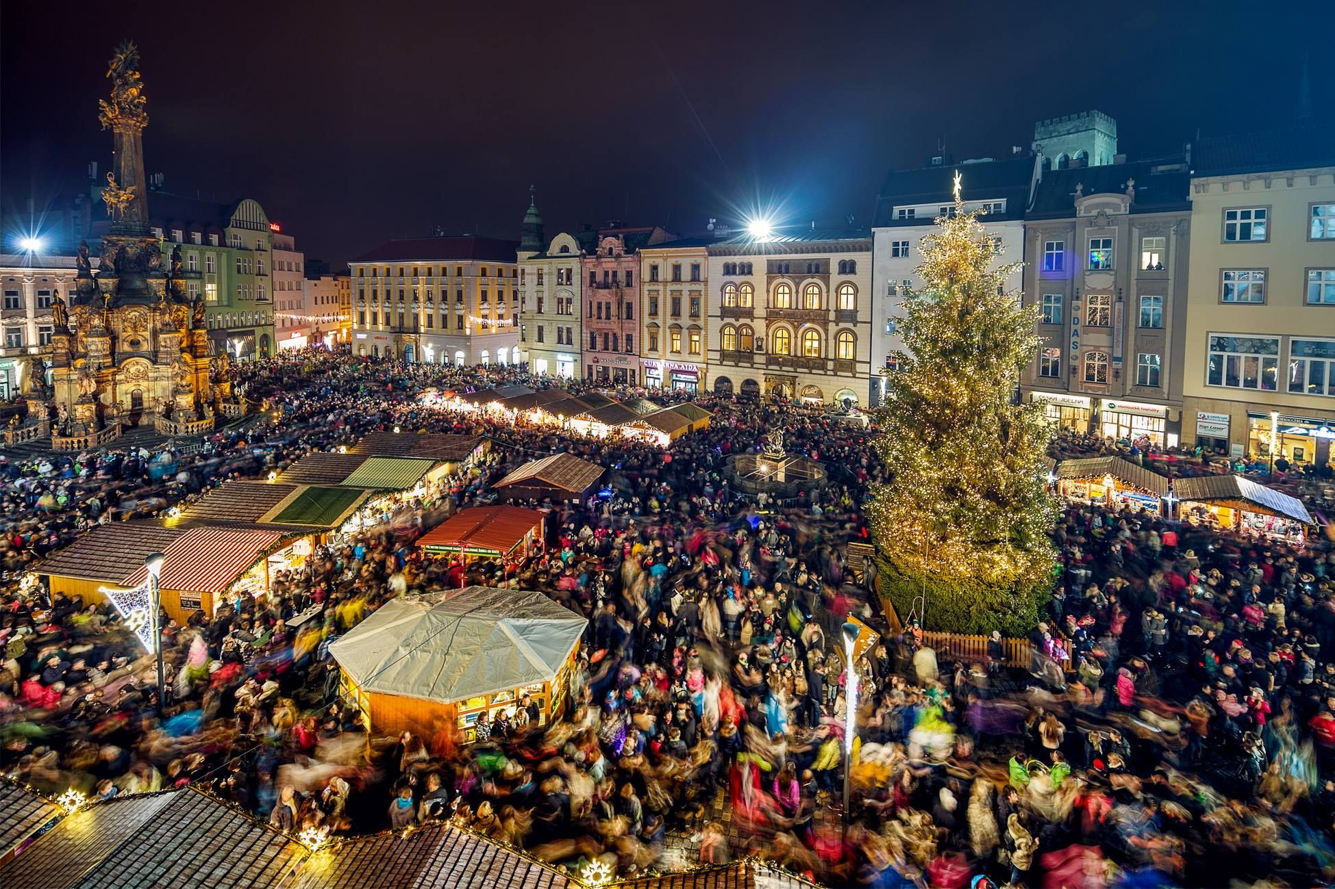 Vánoční trhy plné lidí a stánků.
