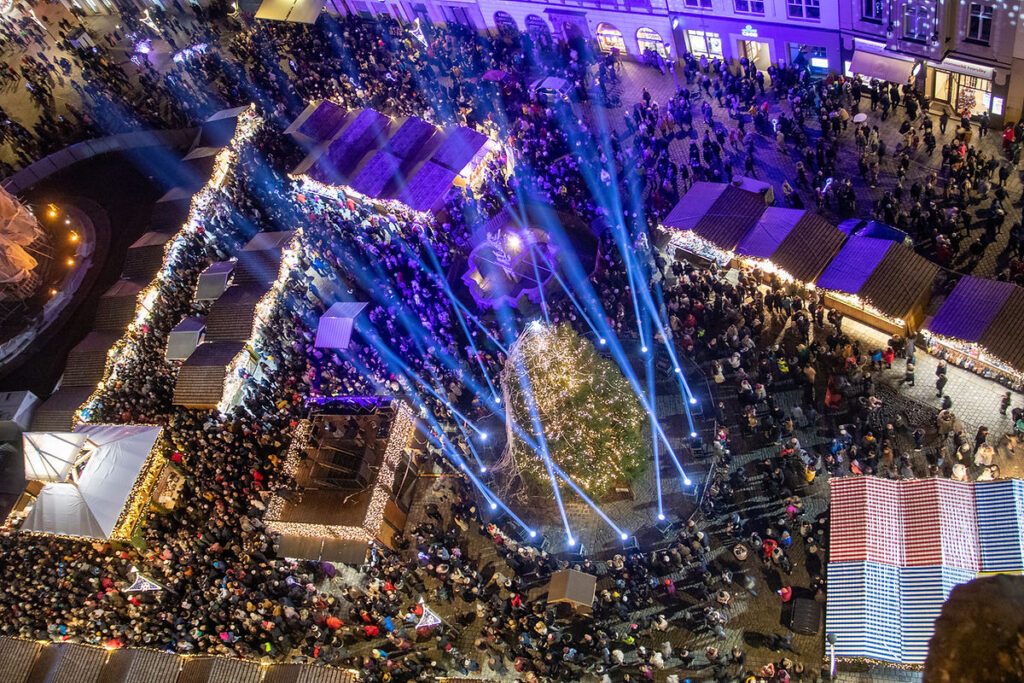 Vánoční trhy Olomouc 2025: Rozsvícení stromečku, program, datum a otevírací doba 7 Vánoční trhy s osvětlením a davy.