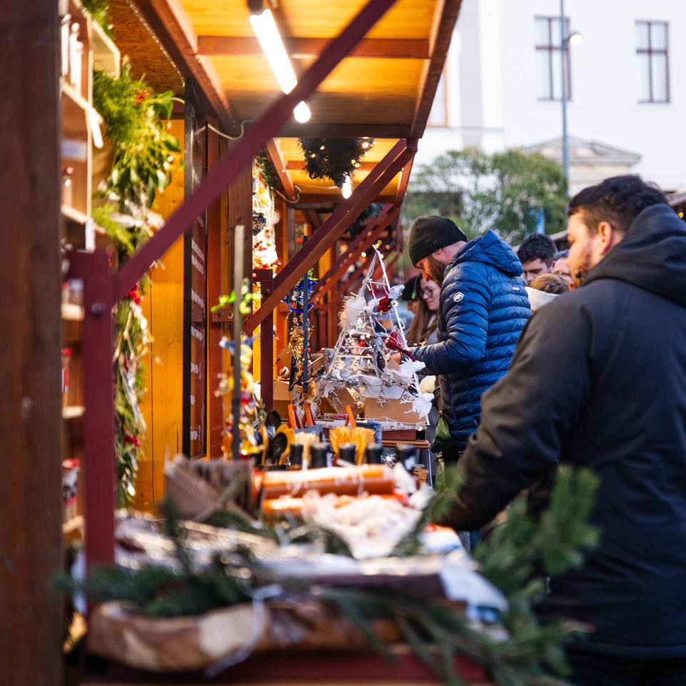 Vánoční trhy Olomouc 2025: Rozsvícení stromečku, program, datum a otevírací doba 6 Trhy s vánočními dekoracemi a lidmi.