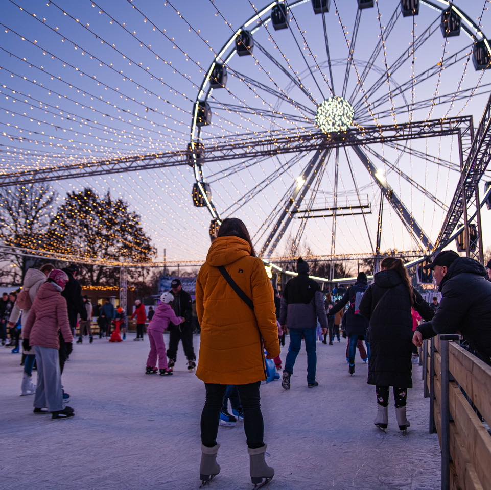 Vánoční trhy Olomouc 2025: Rozsvícení stromečku, program, datum a otevírací doba 3 Lidé na kluzišti s obřím kolem.